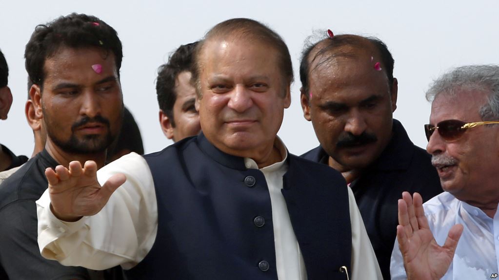 Navaz Şərif məhkəmə qarşısına çıxarılıb