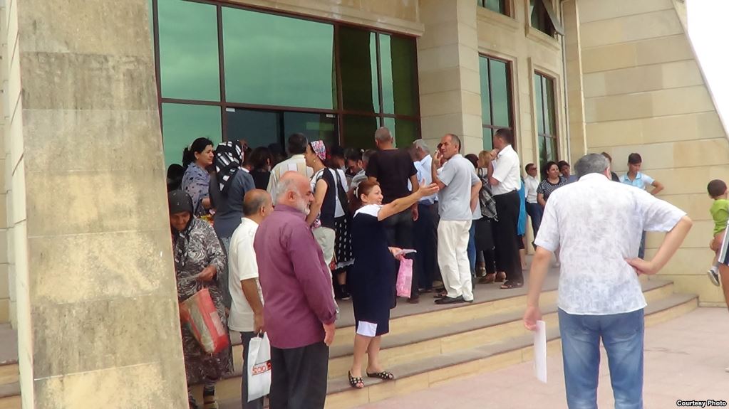 Astara sakini: "Nazir şikayətləri qəbul etmirsə, bura güləşməyə gəlib?"