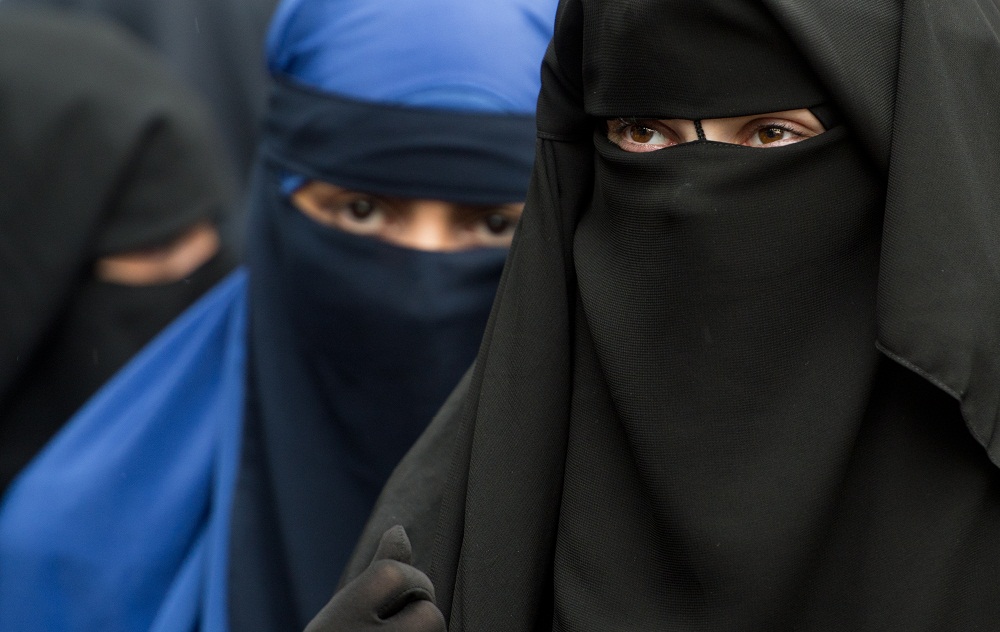 Bundestaq Almaniyada niqab taxmağı qismən qadağan edib