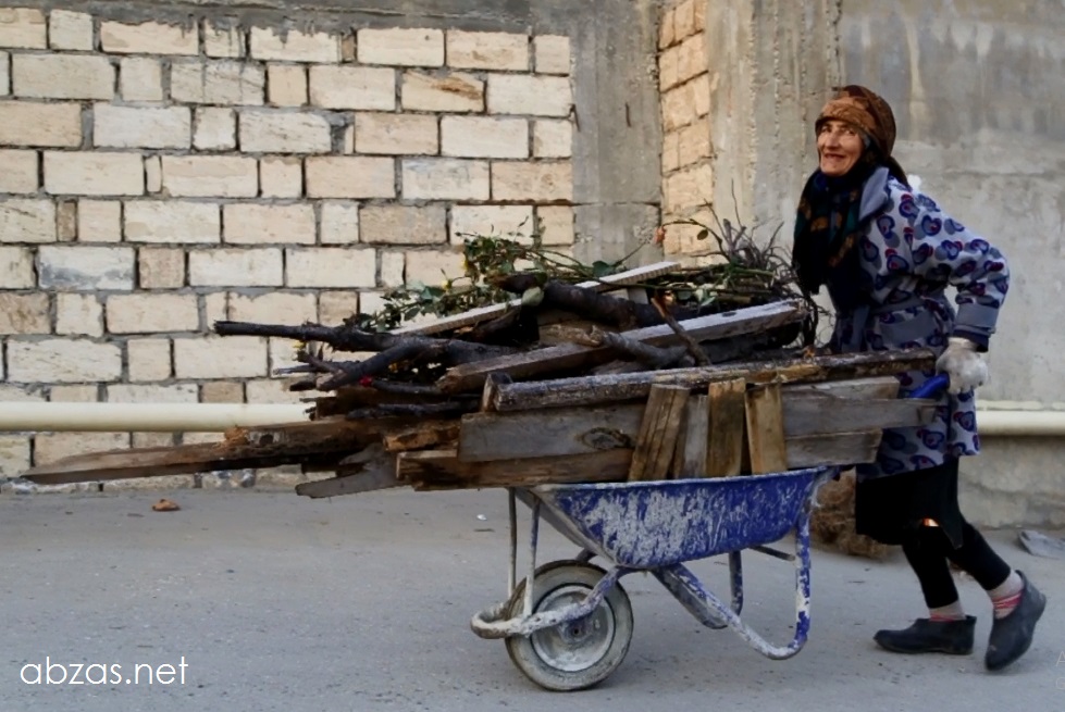 61 yaşlı Səriyyə Zahirova: "Bəlkə yuxarıdakılar baxıb, adam olalar" [Foto-video]