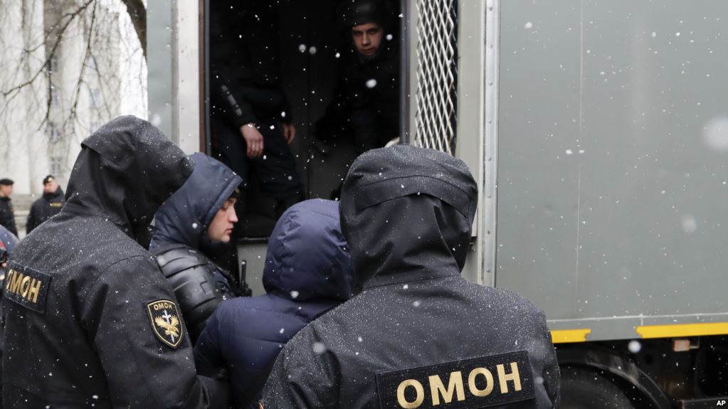 Belarusda onlarla siyasi fəal həbs edilib