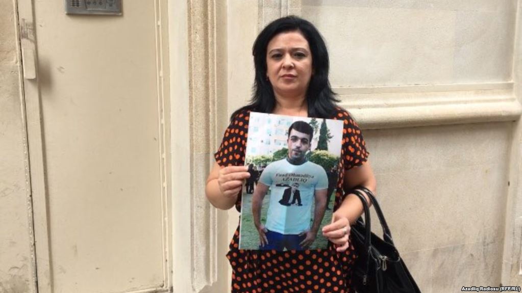 Ana oğlu ilə görüş qadağasından şikayətlənir