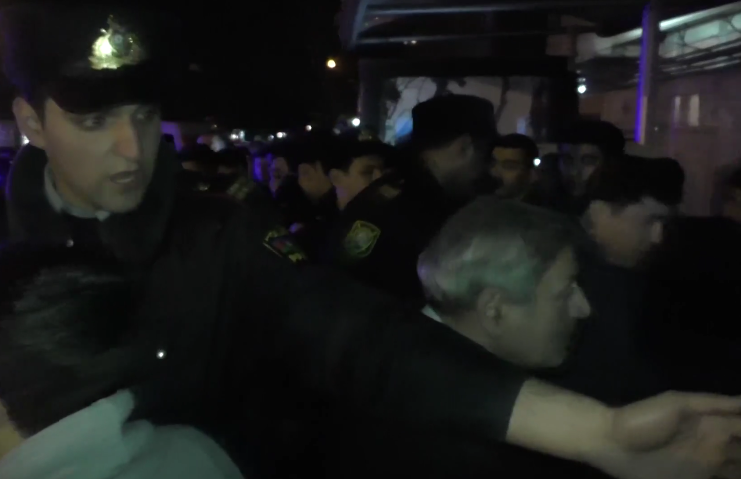 Bir qrup sakin Bakıda yolu bağlamaq istəyib [Video]