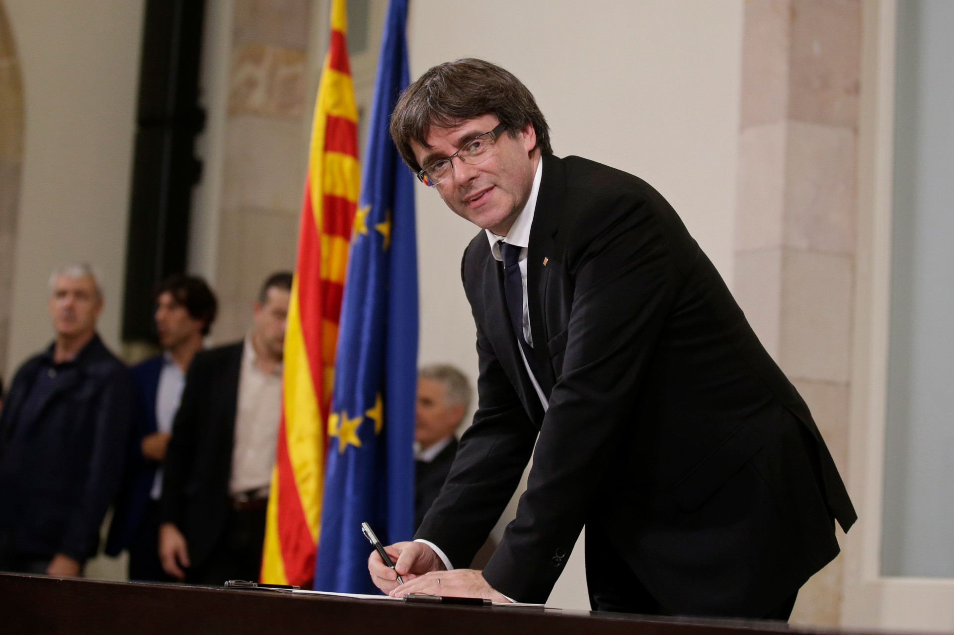 Carles Puigdemont Kataloniyanın müstəqilliyi haqda bəyannaməni imzalayıb