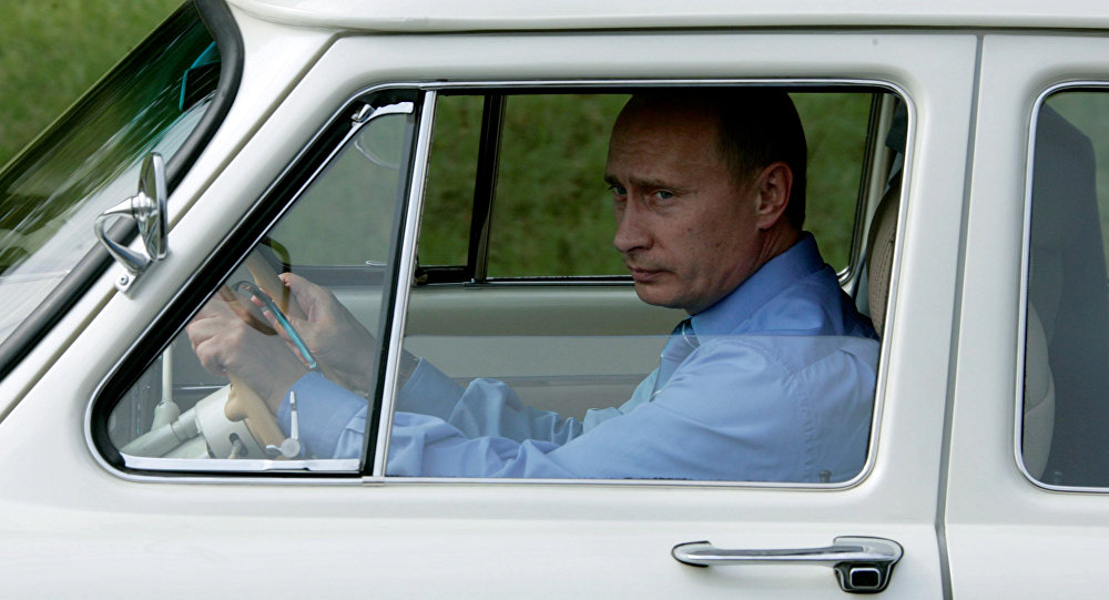 Putinin gəlirləri azalıb