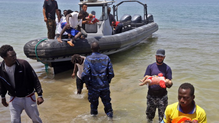 Avropaya qaçaq qaçqın daşıyan gəmi batıb: 100-dən çox ölü var