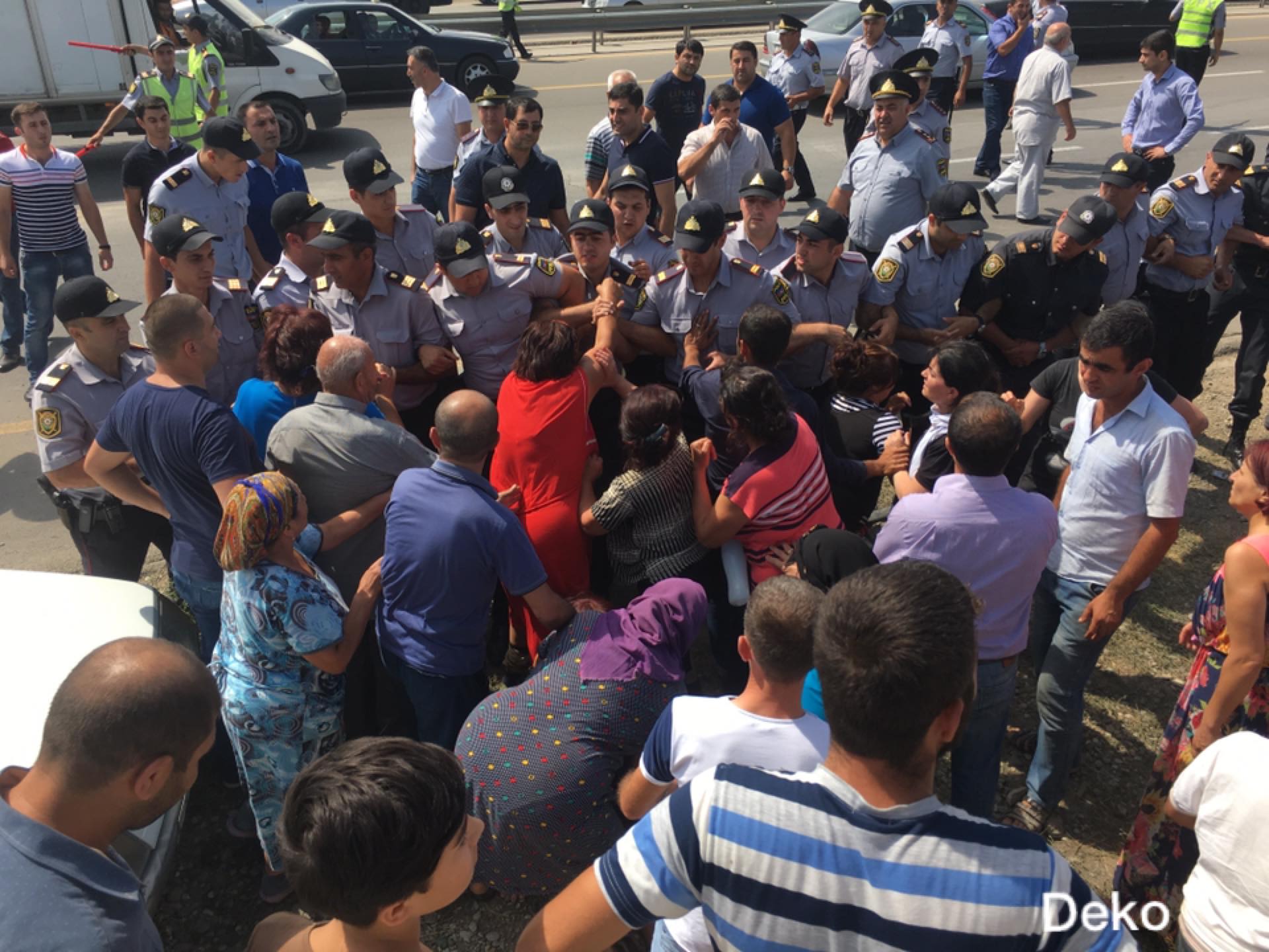 Qanlıgöldə sakinlərlə polis arasında qarşıdurma yaranıb - Video