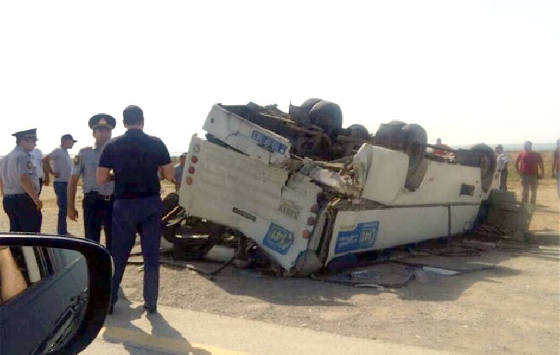 Biləsuvarda polislərin maşını kanala aşdı