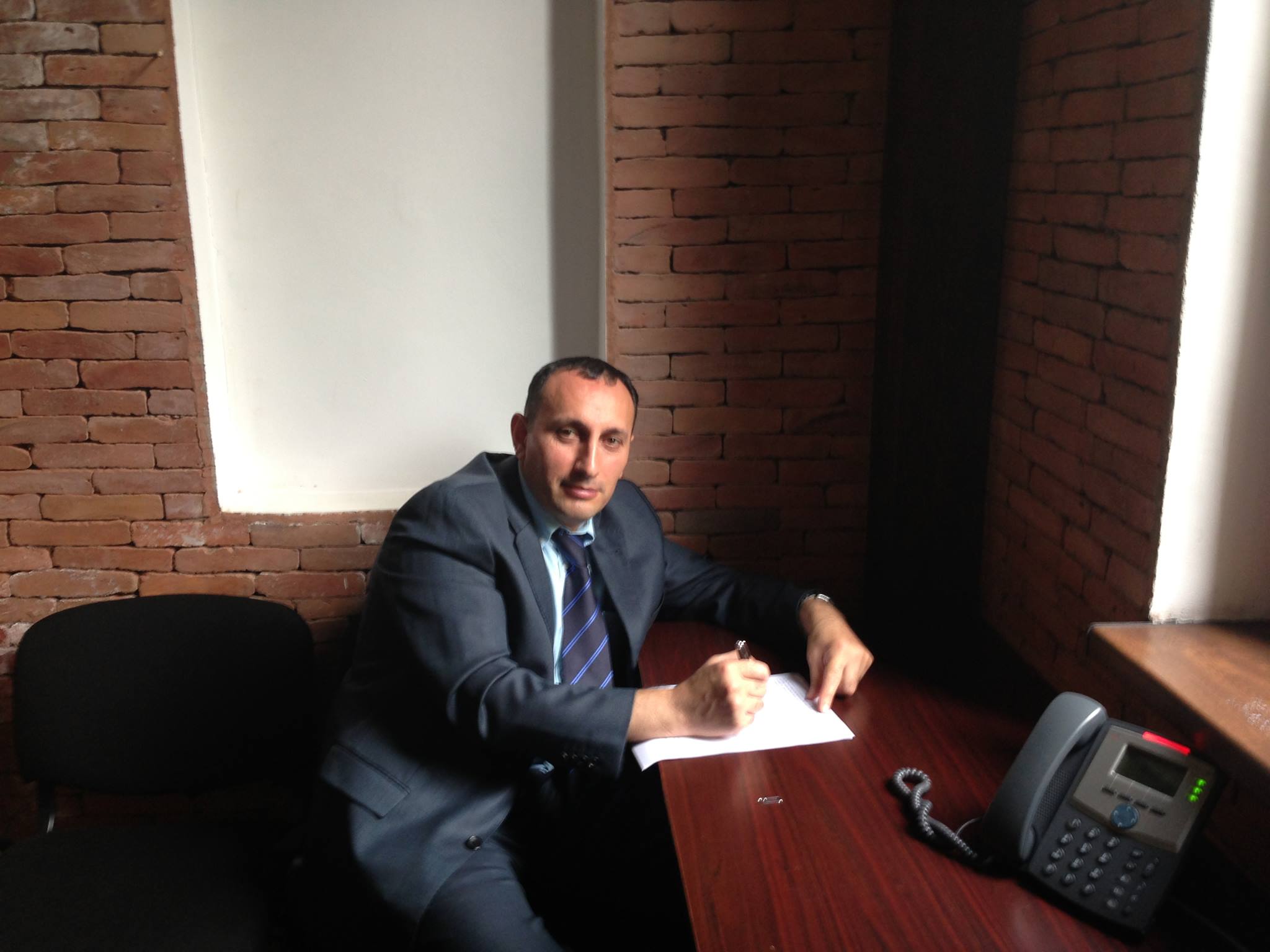 Parlamentin sektor müdirinin dini baxışlarına görə işdən çıxarıldığı deyilir [foto]