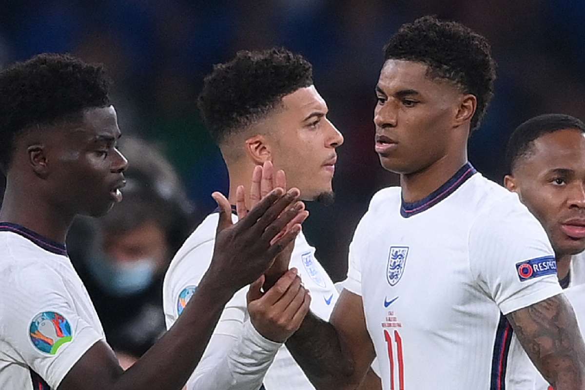 Britaniyanın Baş naziri qaradərili futbolçulara qarşı irqçi hücumları qınayıb