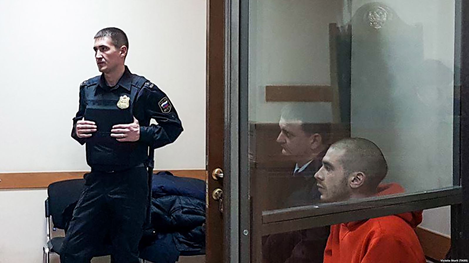 Maşının üstündə oxuyan reperə 12 sutka həbs cəzası verildi