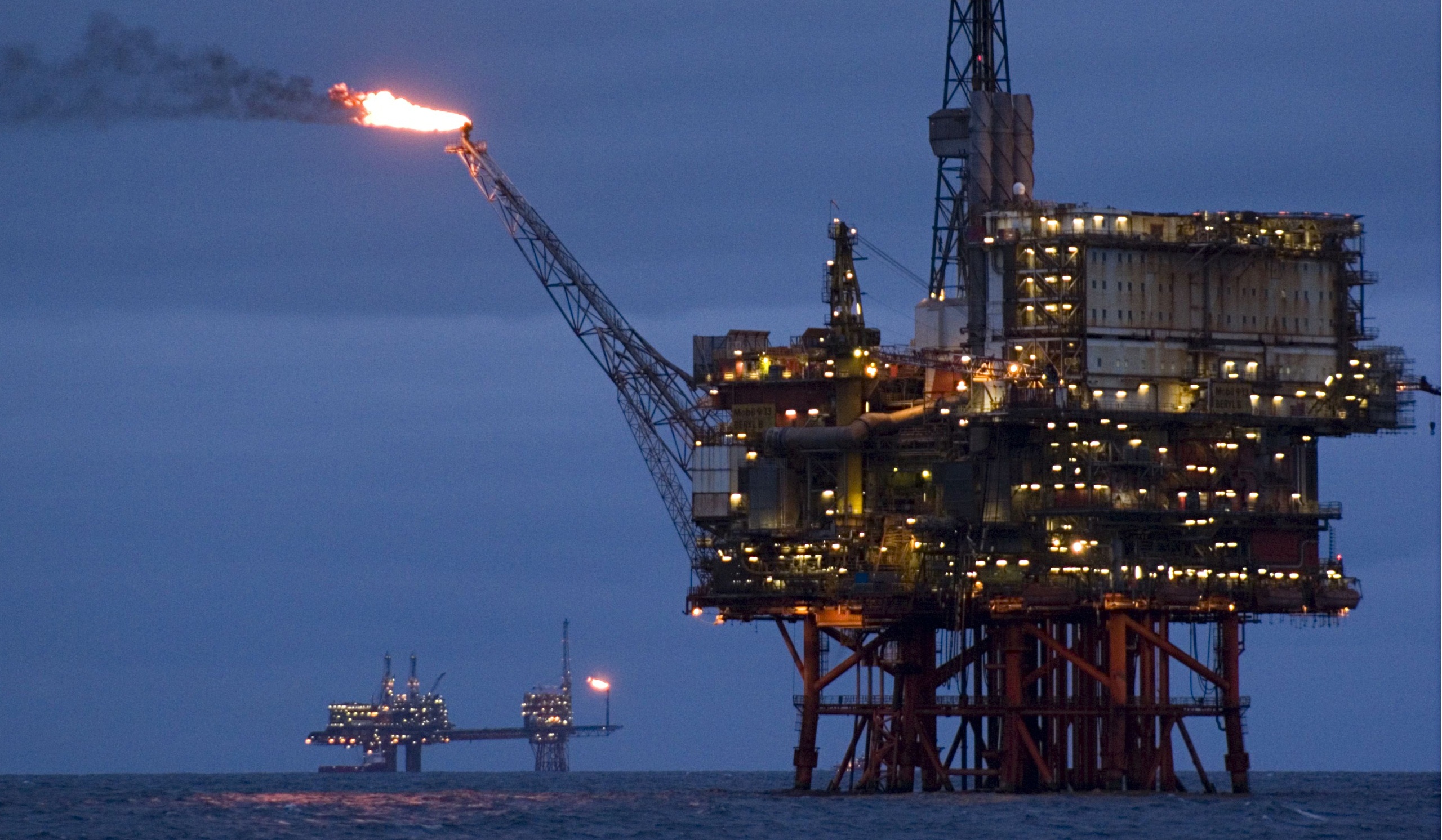 ABŞ-da neft ehtiyatlarının artığı açıqlanıb