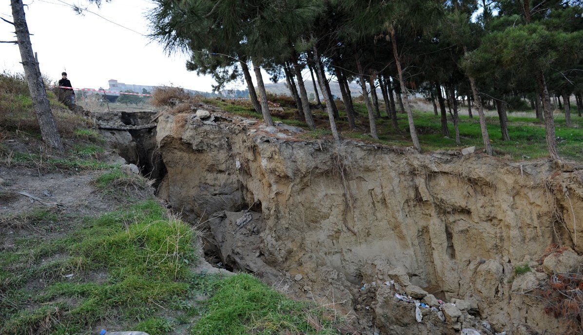 Şamaxının Mədrəsə kəndində sürüşmənin əhatə dairəsi genişlənib