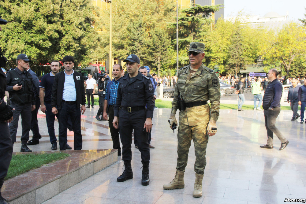 “Daxili işlər naziri Vilayət Eyvazov və general Səhlab Bağırov istefaya göndərilsin”