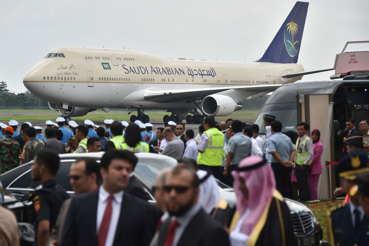 Səudiyyə kralı Cakartada: böyük baqaj, limuzinlər və 800 nəfərdən ibarət heyət