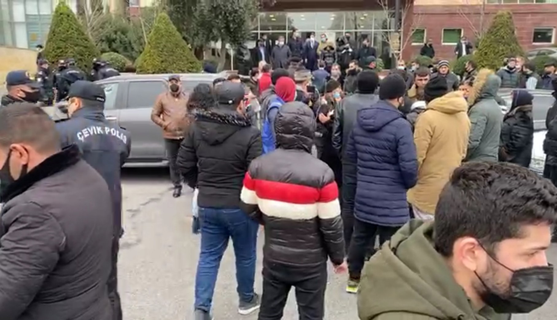 Şəhid yaxınları Yasamal rayon icra hakimiyyətinin qarşısında etiraz aksiyası keçirib