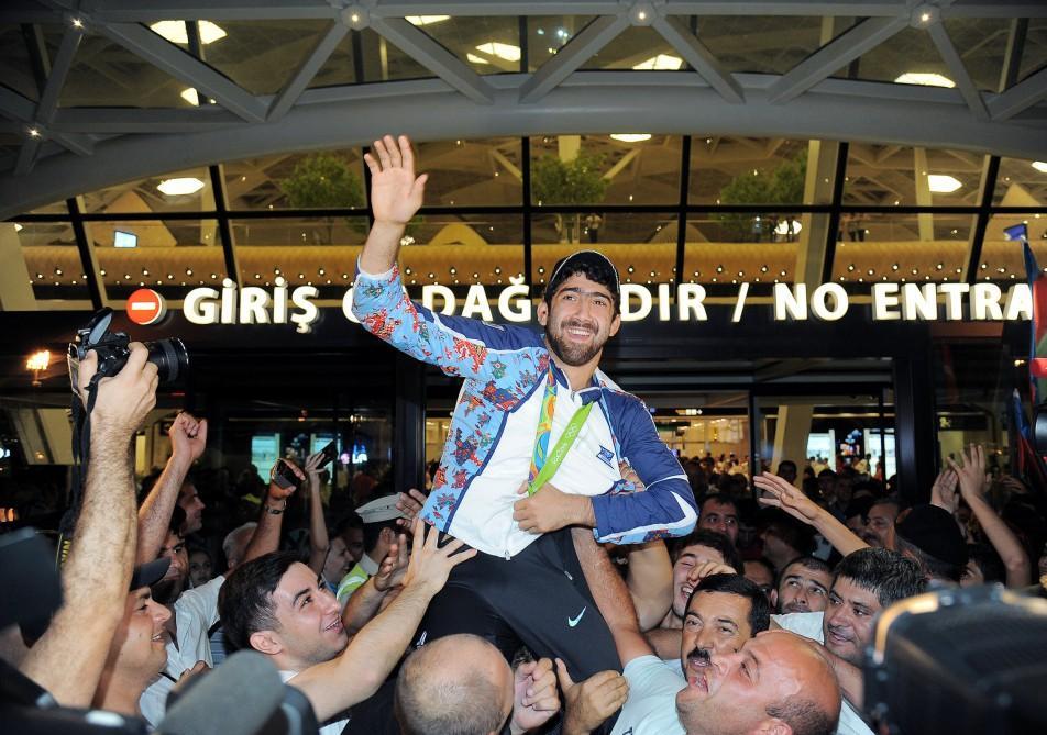 Milli Olimpiya komandası Azərbaycana qayıdıb - fotolar