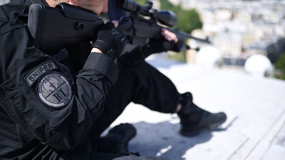 Fransada prezident çıxış edərkən snayper təsadüfən iki nəfəri yaralayıb