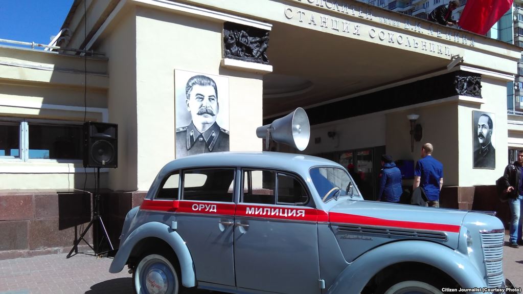 Moskva metrosunda Stalinin portreti asılıb