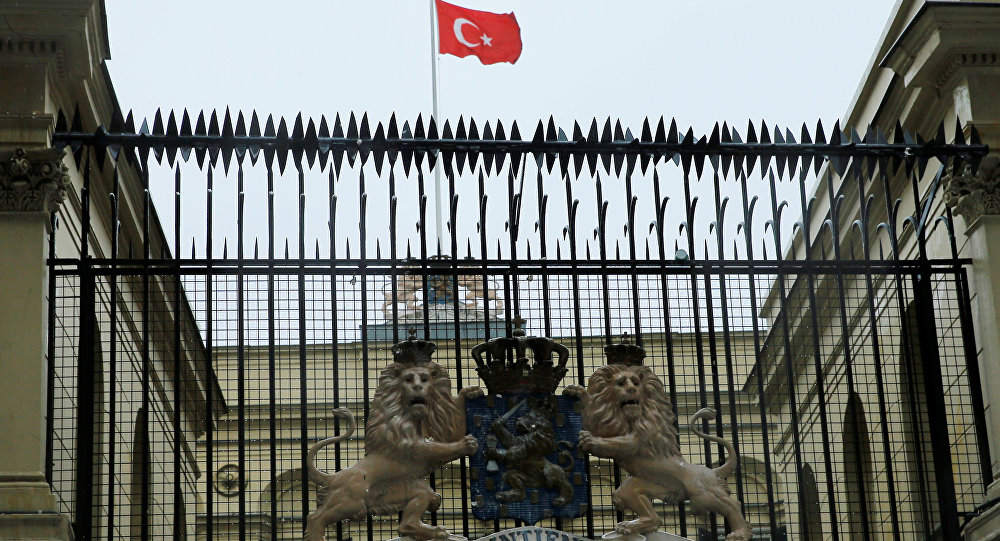 Hollandiyanın İstanbuldakı baş konsulluğuna Türkiyə bayrağı sancılıb