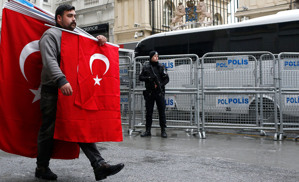 Türkiyəli baş konsula hücum olub
