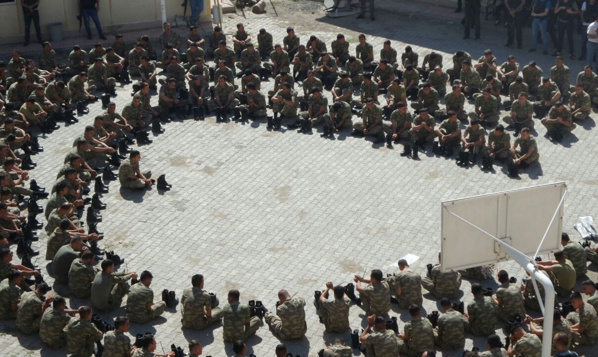 Ankarada 1200 əsgər sərbəst buraxılıb