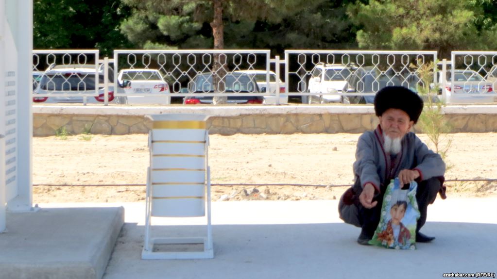 Türkmənistanda təqaüdçülər kütləvi şəkildə işdən çıxarılır