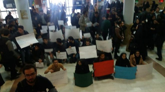 Təbriz universitetində tələbələr "ana dili aksiyası" keçirib