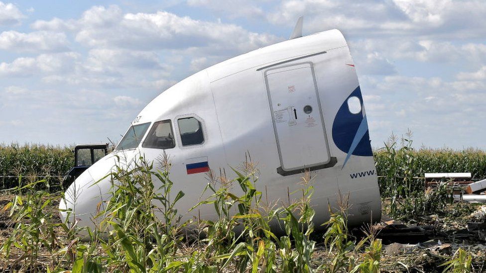 Qarğıdalı sahəsinə enmiş A321 təyyarəsi hissələrə bölünüb [Fotosessiya]