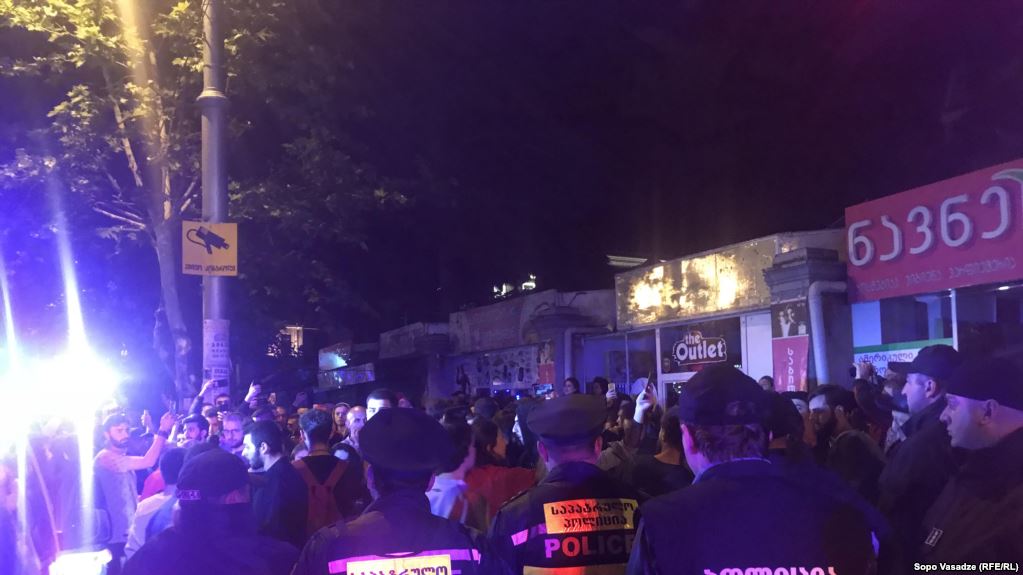 Tbilisidə etirazçılar parlament önündə çadırlar qurdu [video]