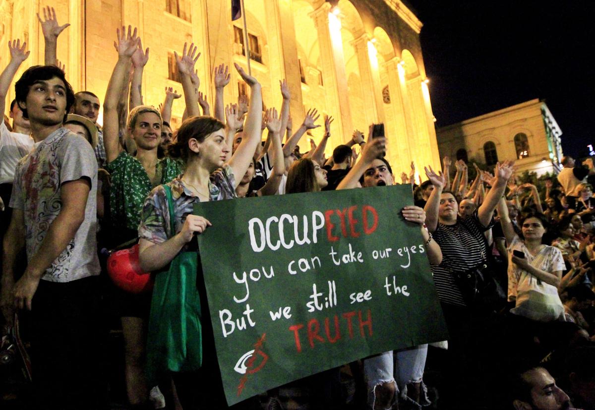 Gürcüstanda etirazların 3-cü günü: Yenə parlamentin qarşısına toplaşdılar