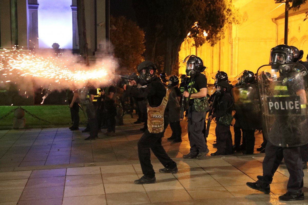 Gürcüstanda etirazlara görə 10 polis işdən çıxarılıb