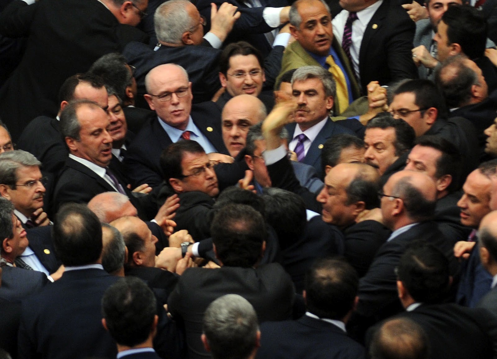 Türkiyə parlamentində yenə dava düşüb