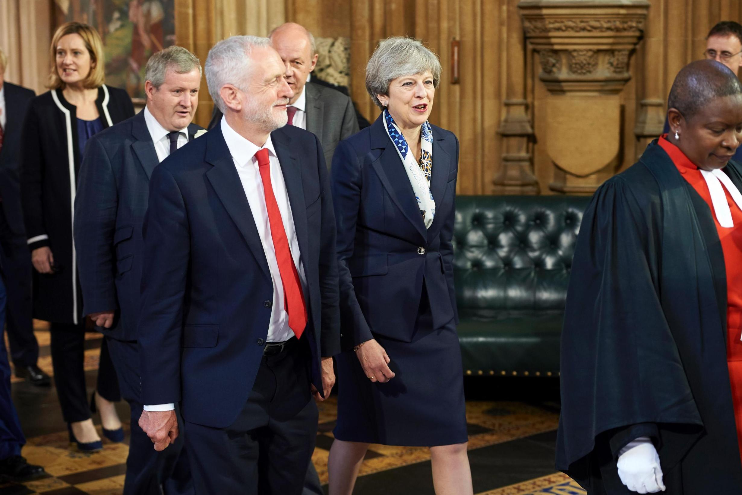 Theresa May Brexit səsverməsini böyük fərqlə uduzdu