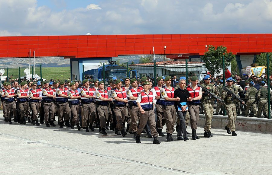 Çevriliş cəhdində ittiham edilən 23 hərbçiyə ömürlük həbs cəzası verildi