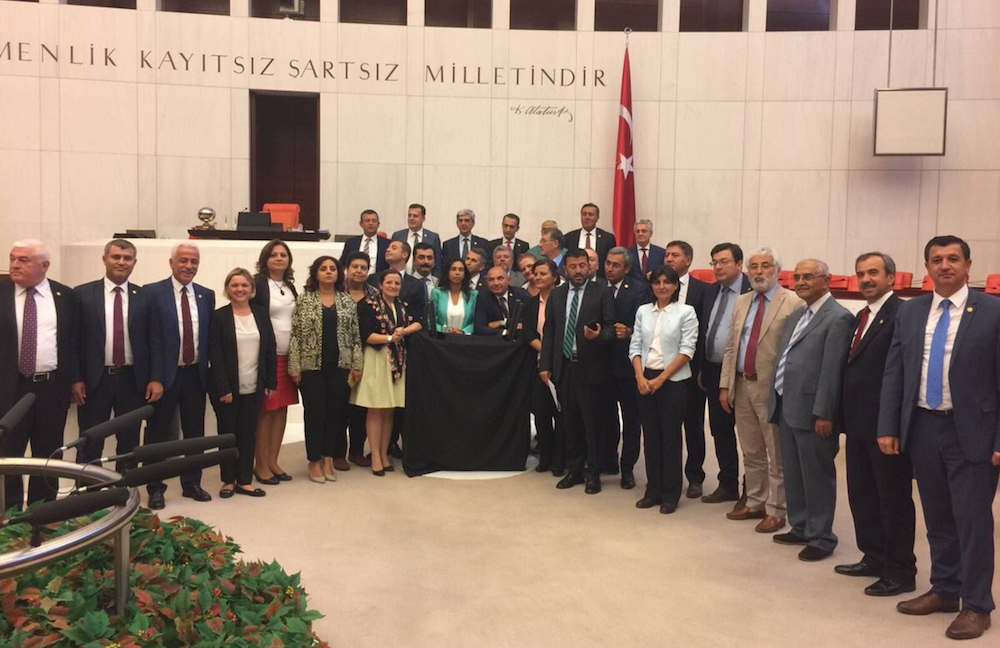 Türkiyənin müxalif millət vəkilləri parlamentdə qalaraq etiraz edirlər [Fotolar]