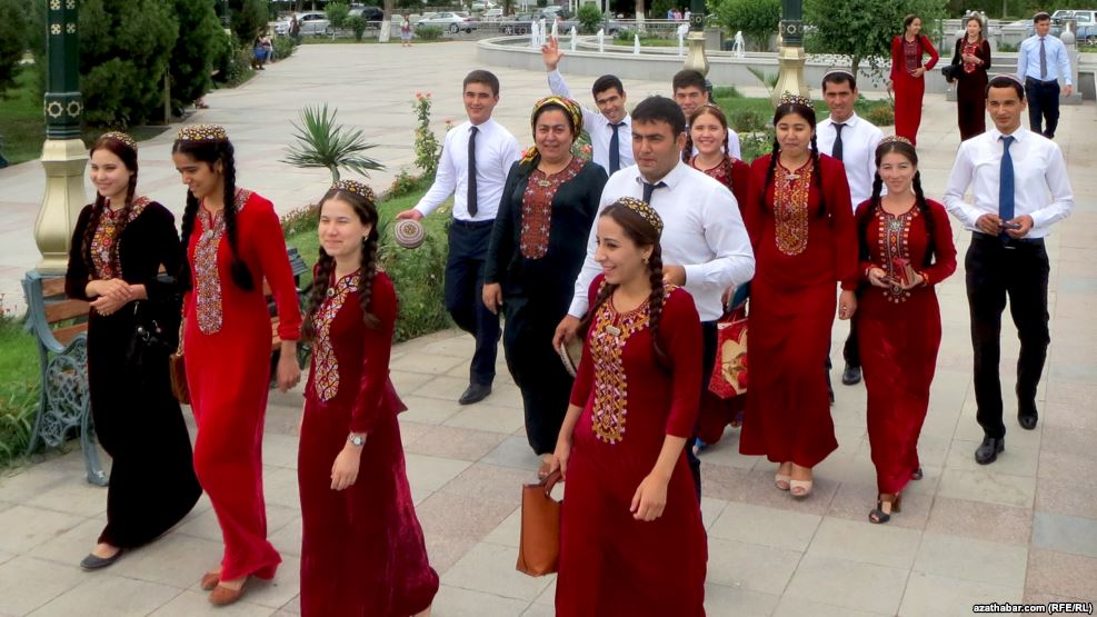 Türkmənistanda tələbə qızlar yalnız təyyarə ilə səyahət edə bilərlər