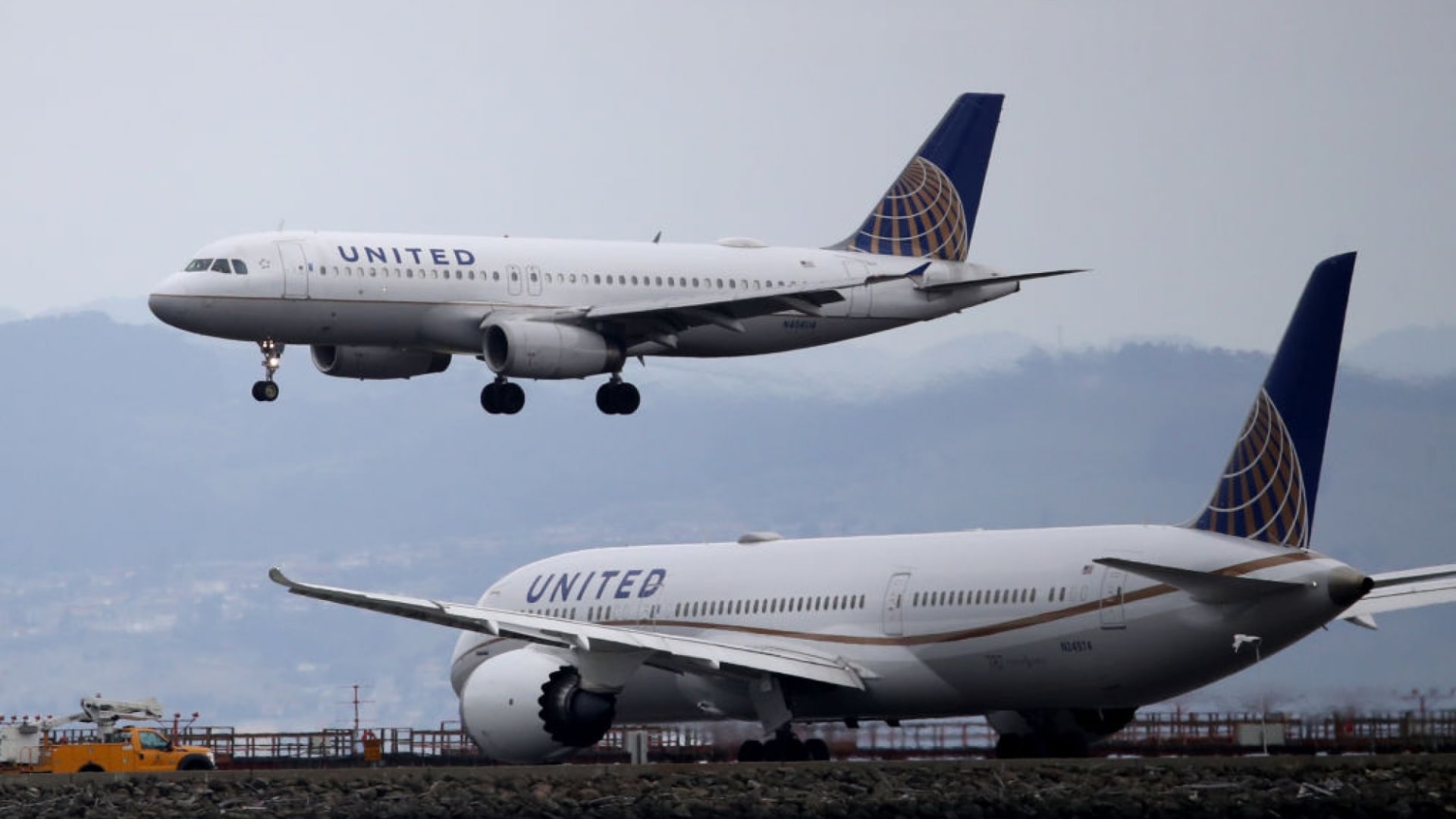 “United Airlines” peyvənd olunmaqdan imtina edən altı yüzədək insanı işdən çıxarır