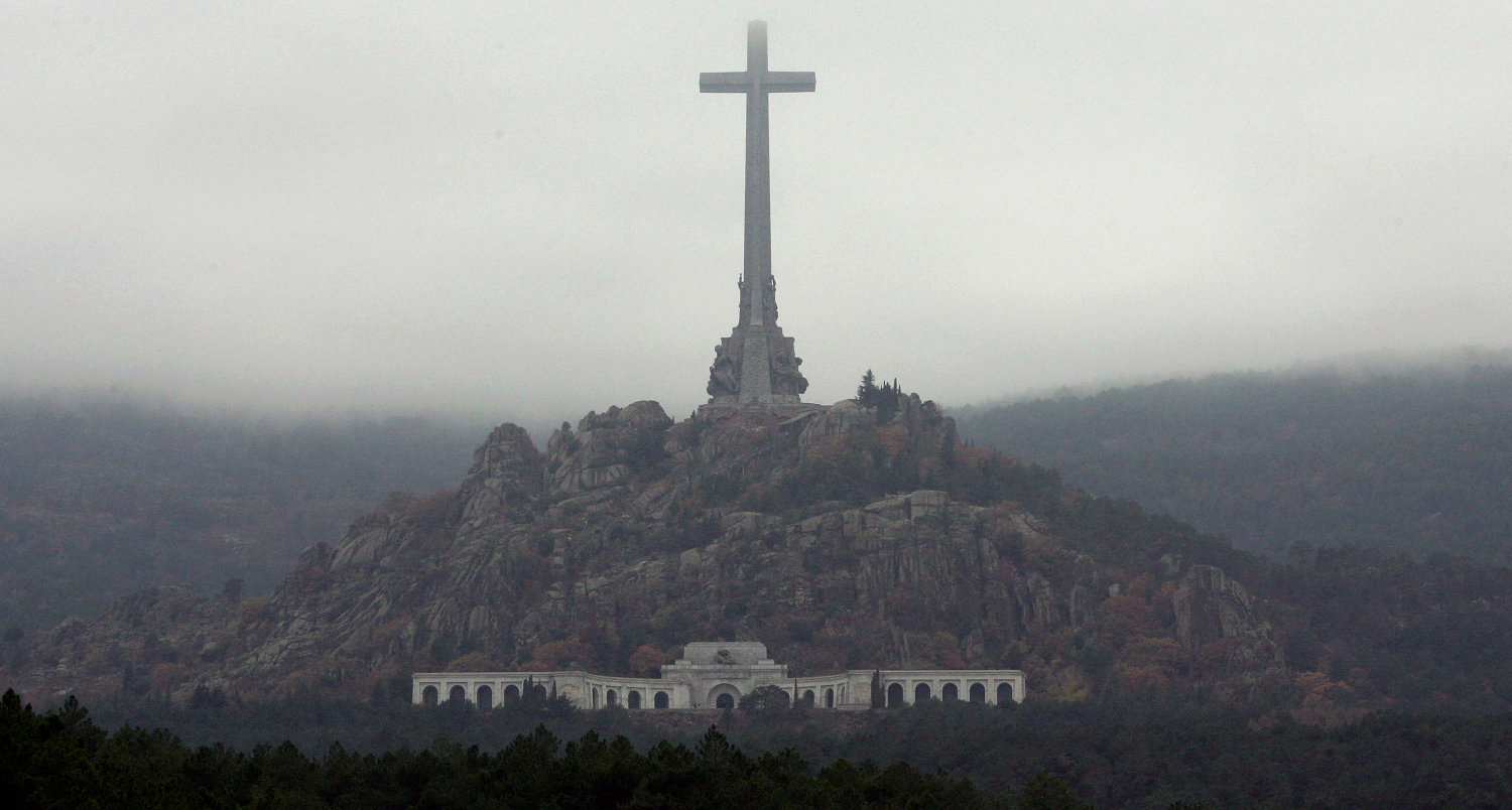 Diktatoru məzarından çıxarmaq, yoxsa bağışlayıb unutmaq?