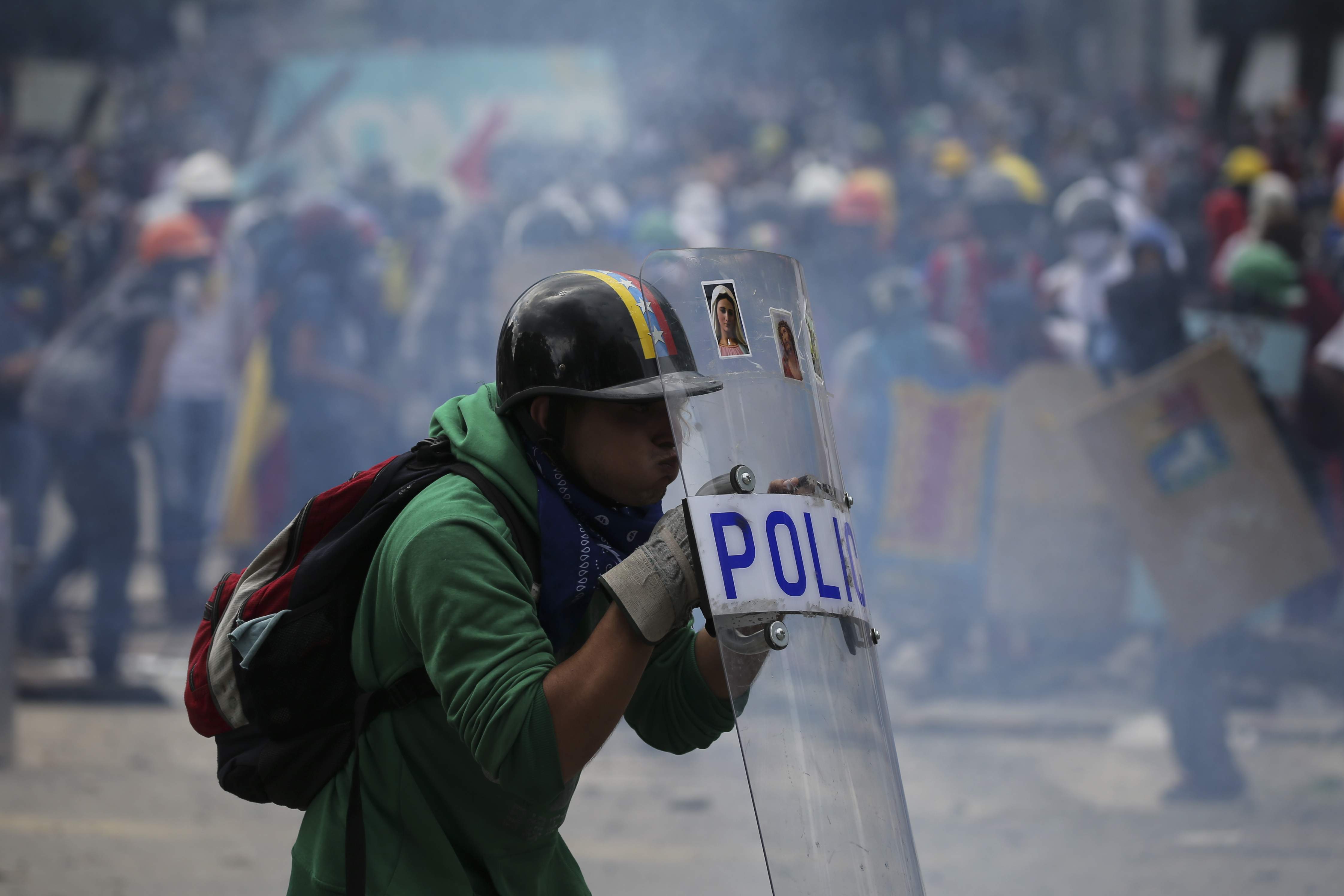 Venesuelada seçki günü baş verən etirazlarda 11 nəfər öldürülüb
