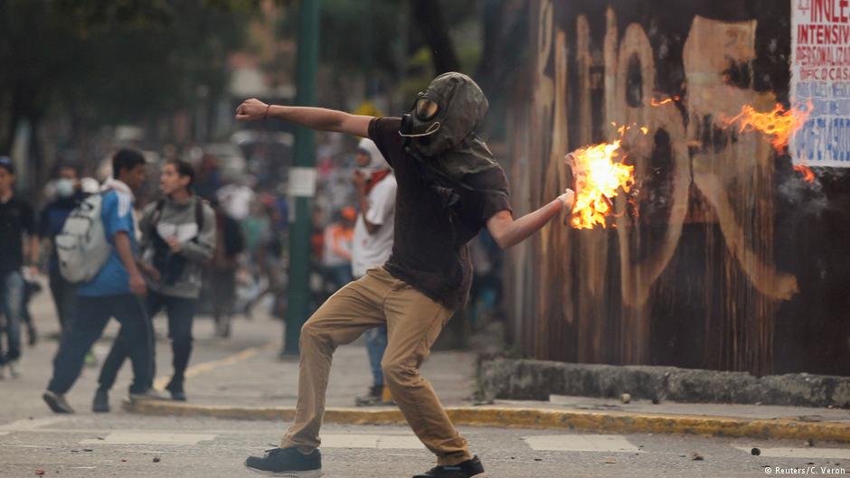 Venesuelada baş verən nümayişlərdə 12 nəfər ölüb