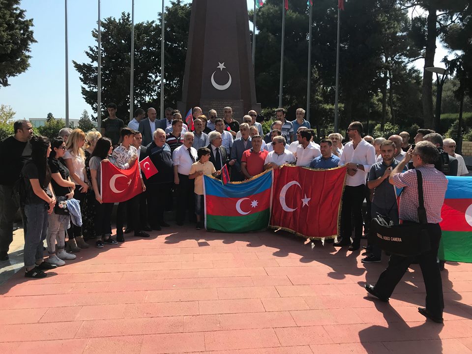 VHP Türk şəhidliyini ziyarət etdi [foto]