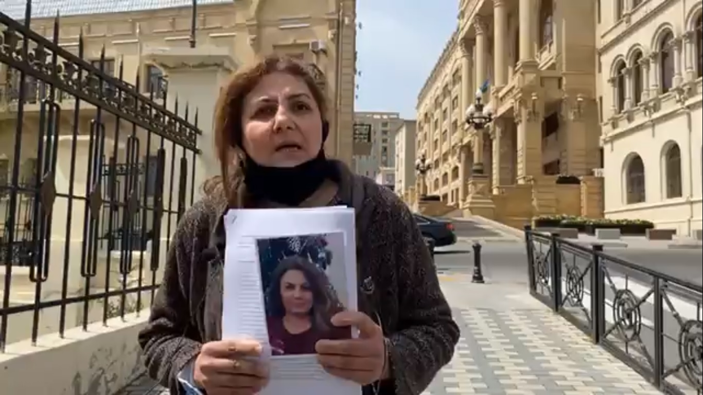 Siyəzəndə polis şöbəsinin qərarı ilə işdən çıxarılan müəllimə baş prokurorluğun önündə etiraz edib