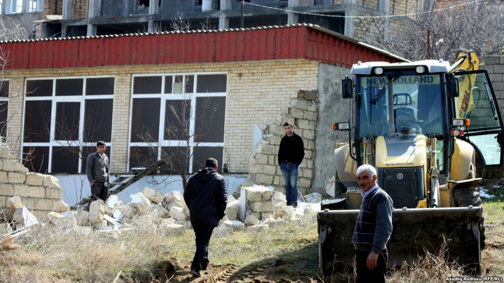 "Bunların sözü odur ki, biz olan yerdə sən pul qazana bilməzsən"