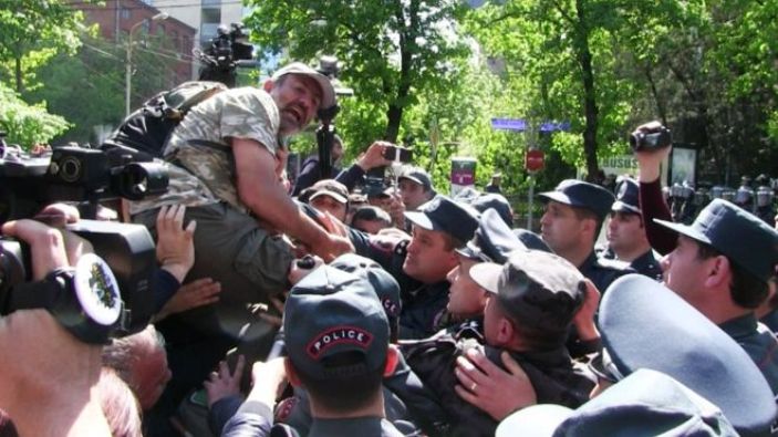 Serj Sarkisian “rəqs inqilabına” qarşı niyə gücdən istifadə etmədi?