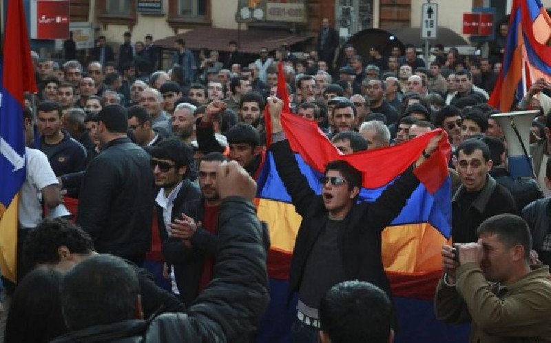 Yerevanda yenidən etirazlar başlayıb; hakim koalisiya dağıldı [video]