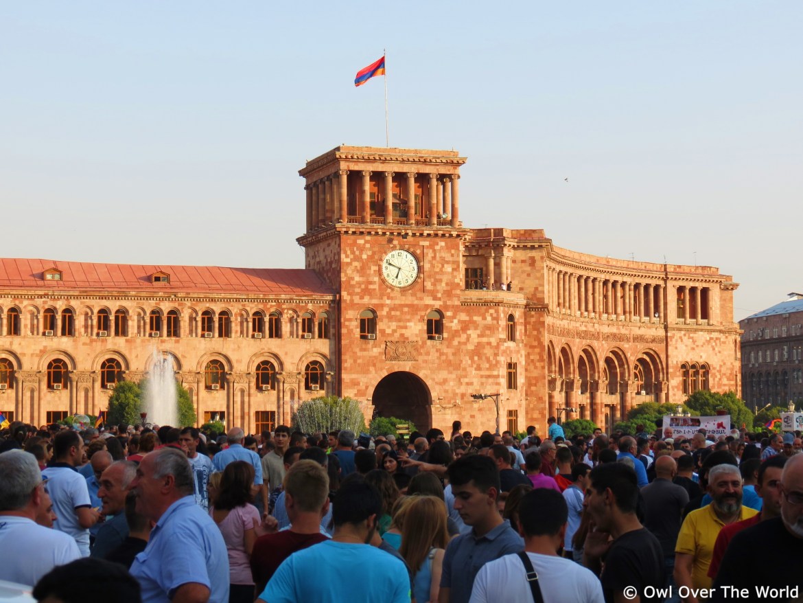 Özünüaldatma qurbanları: Müharibəni uduzmaqdan sarsılmış ermənilər Paşinyanın istefasını tələb edir