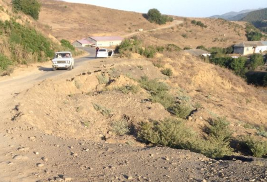 Prezidentin hələ açılışını etmədiyi '17 milyonluq' yol dağılıb [Fotolar]