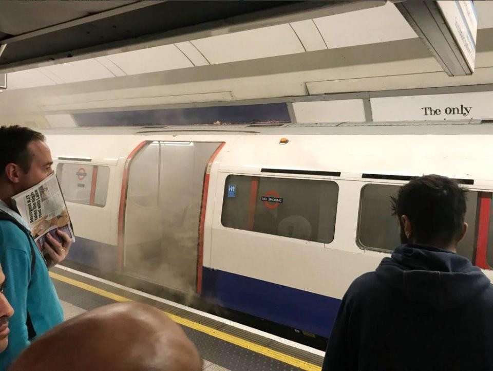 London metrosunda qatar yanıb