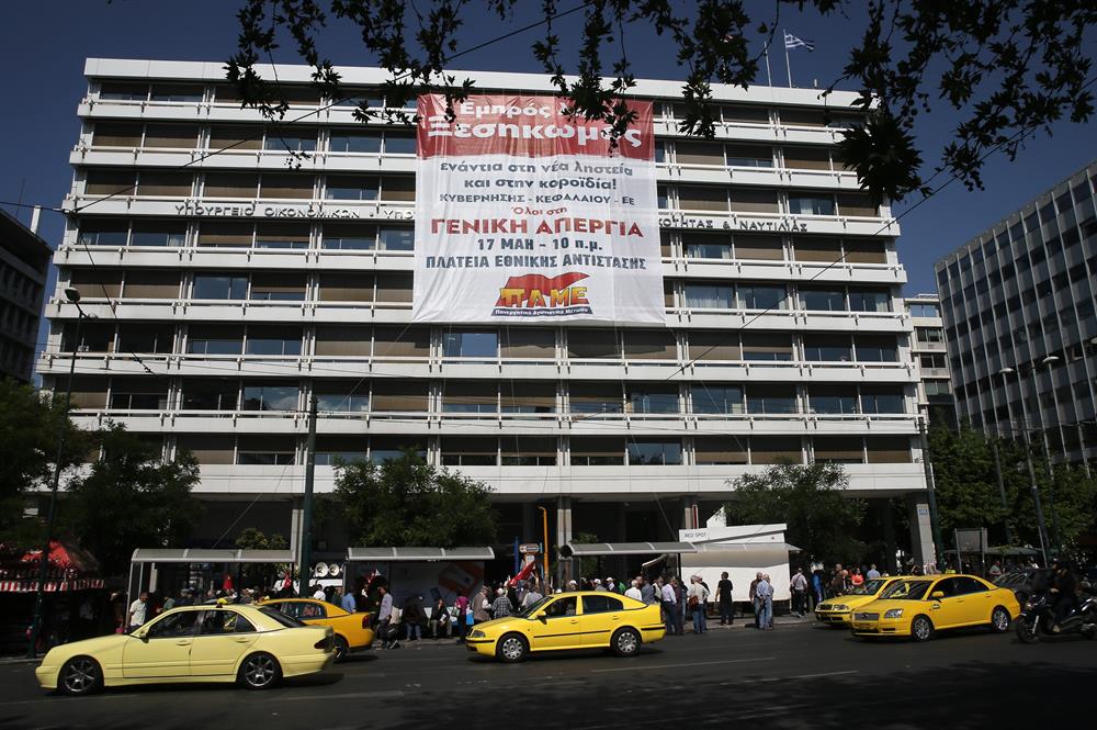 Yunanıstanda etirazçılar Maliyyə Nazirliyinin binasını ələ keçirib